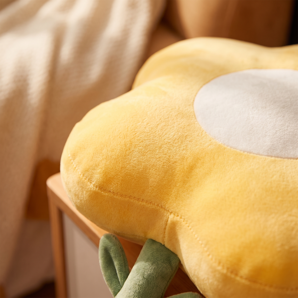 Flower Hand Warmer 35cm-Yellow close up detail